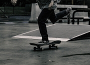 开云体育在线-街道狂飙与球场突围，F1新加坡夜战与CBA雷霆广厦关键战的巅峰对决