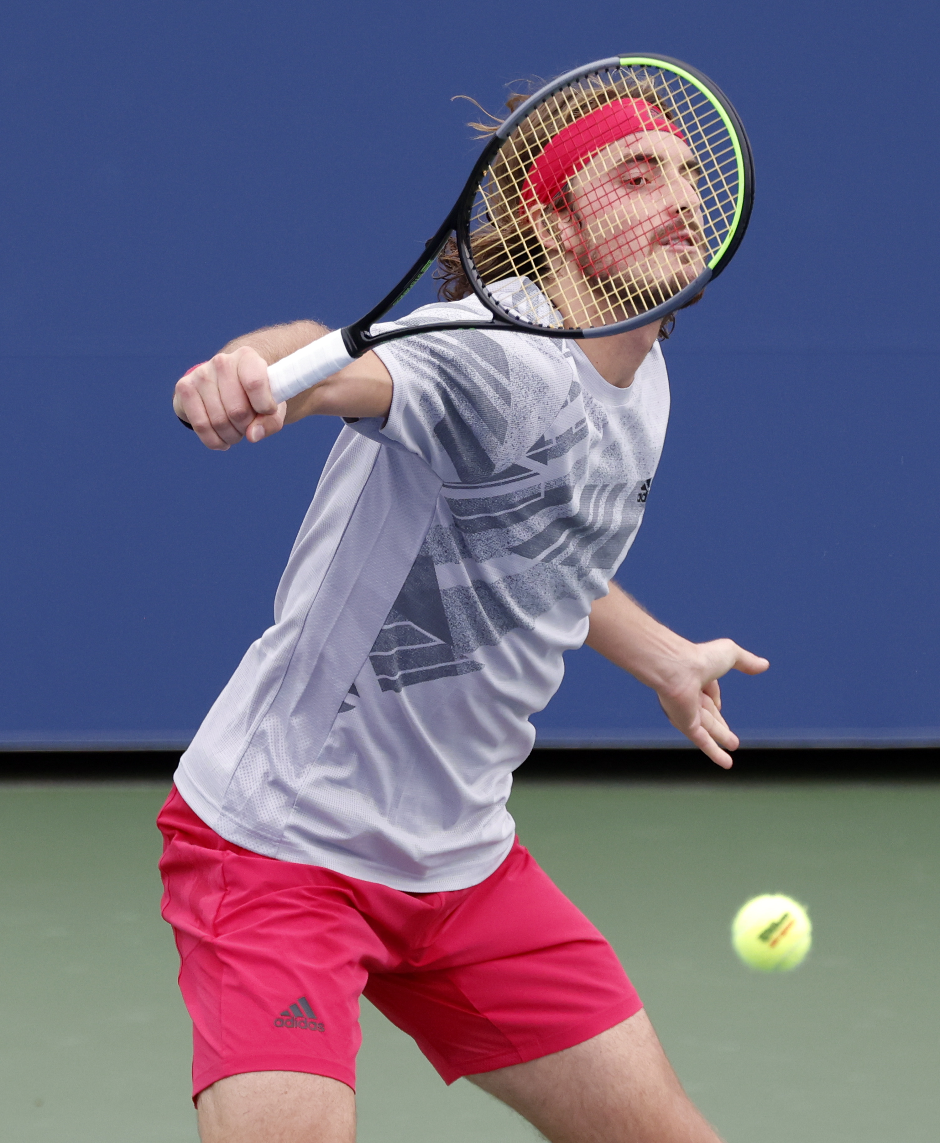 关于西班牙网球队轻取英国网球队,西西帕斯统治全场的信息 关于西班牙网球队轻取英国网球队,西西帕斯统治全场的信息