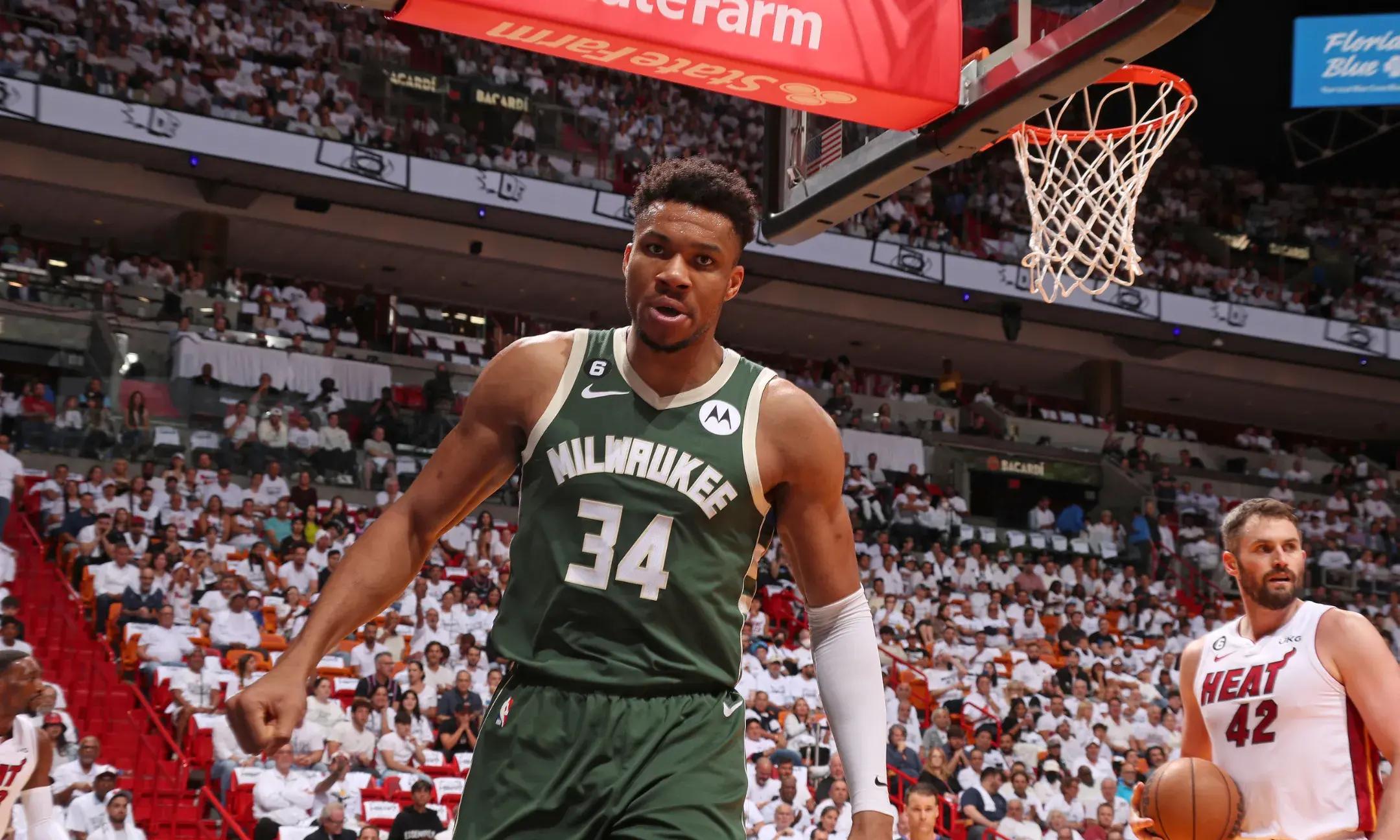 雄鹿B队逆转法国男篮,布克送出助攻 雄鹿B队逆转法国男篮,布克送出助攻