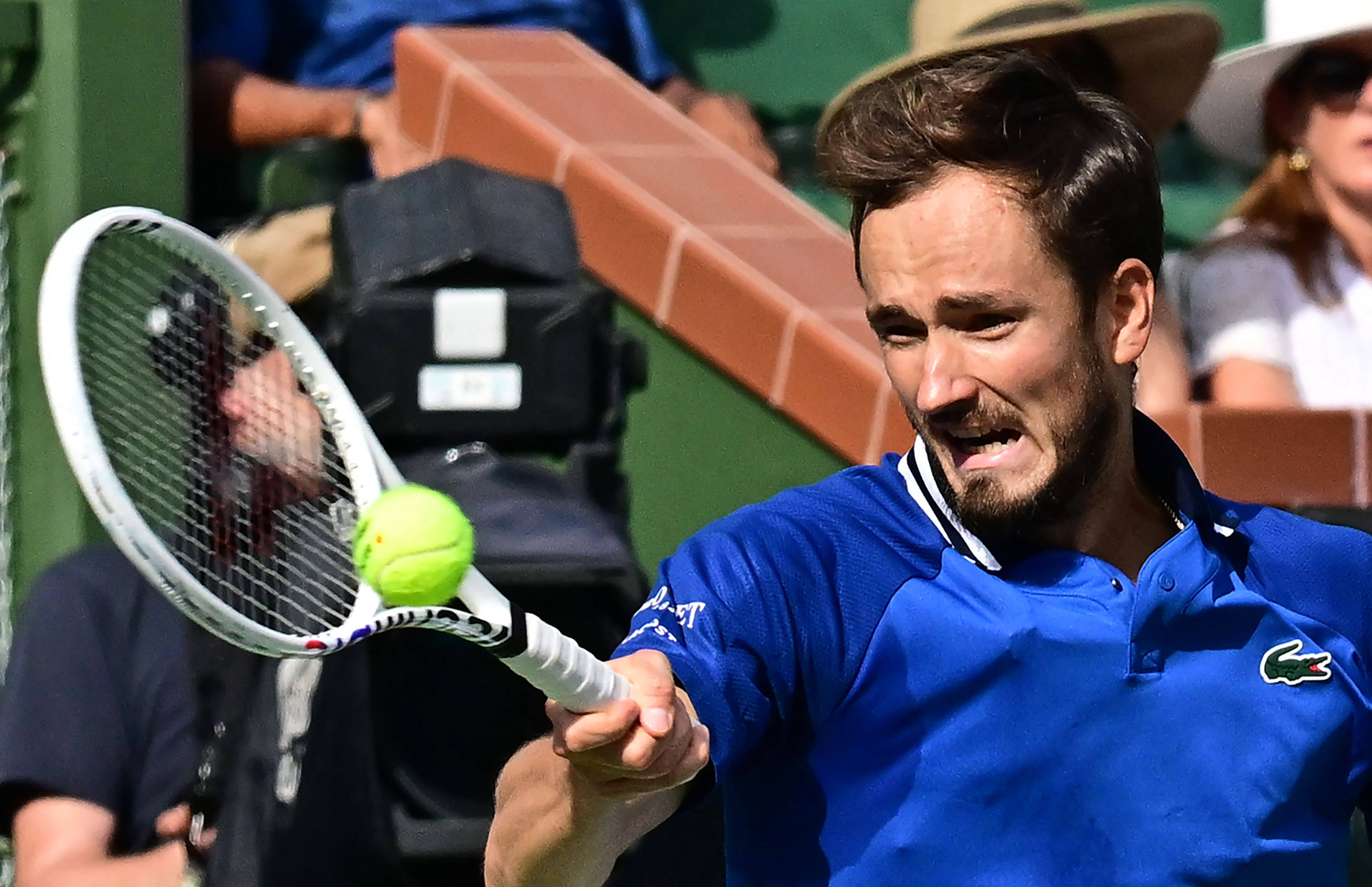 包含澳大利亚网球队险胜法国网球队，梅德韦杰夫关键制胜的词条