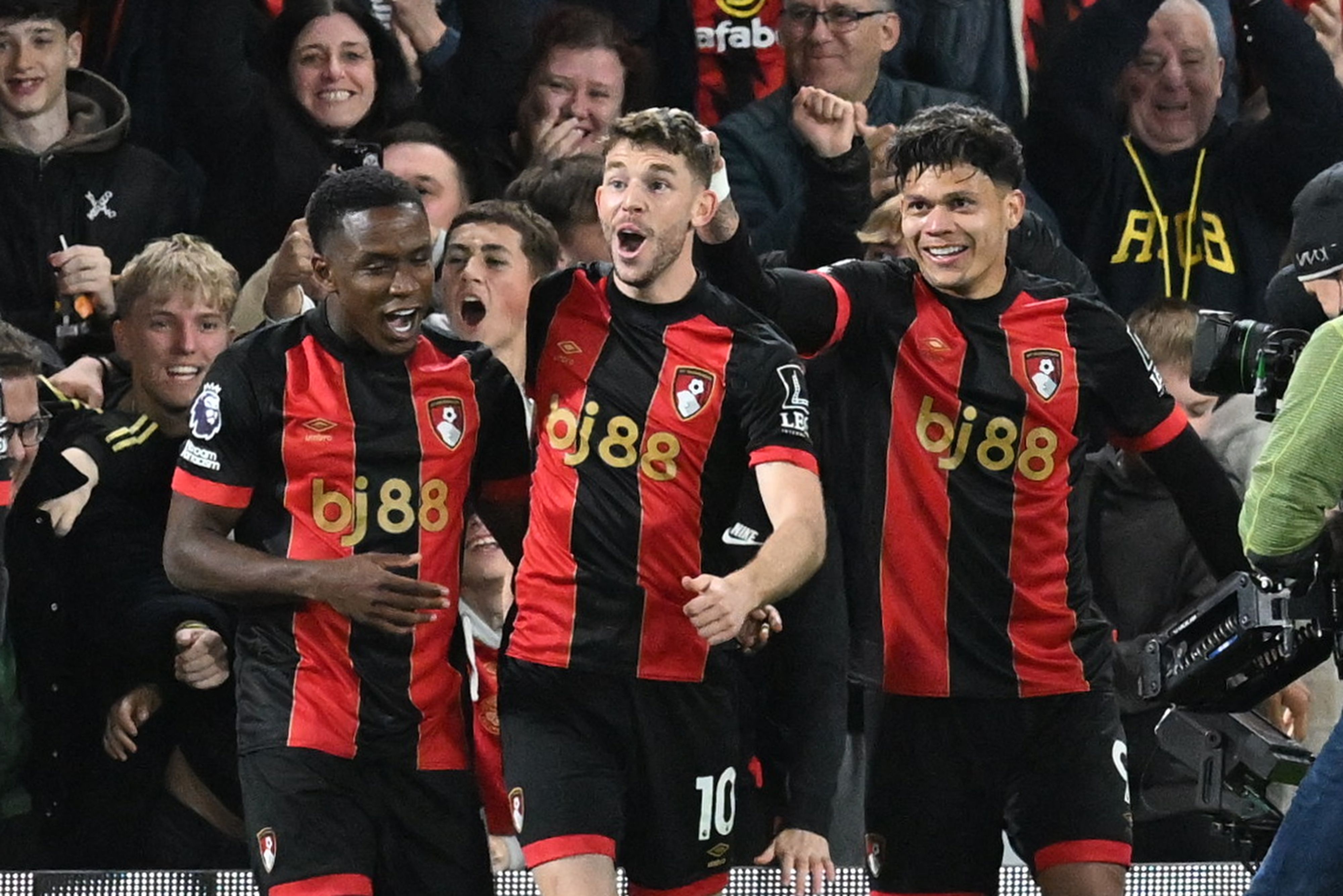 关于伯恩茅斯球迷助威声震天，球队备战比赛的信息