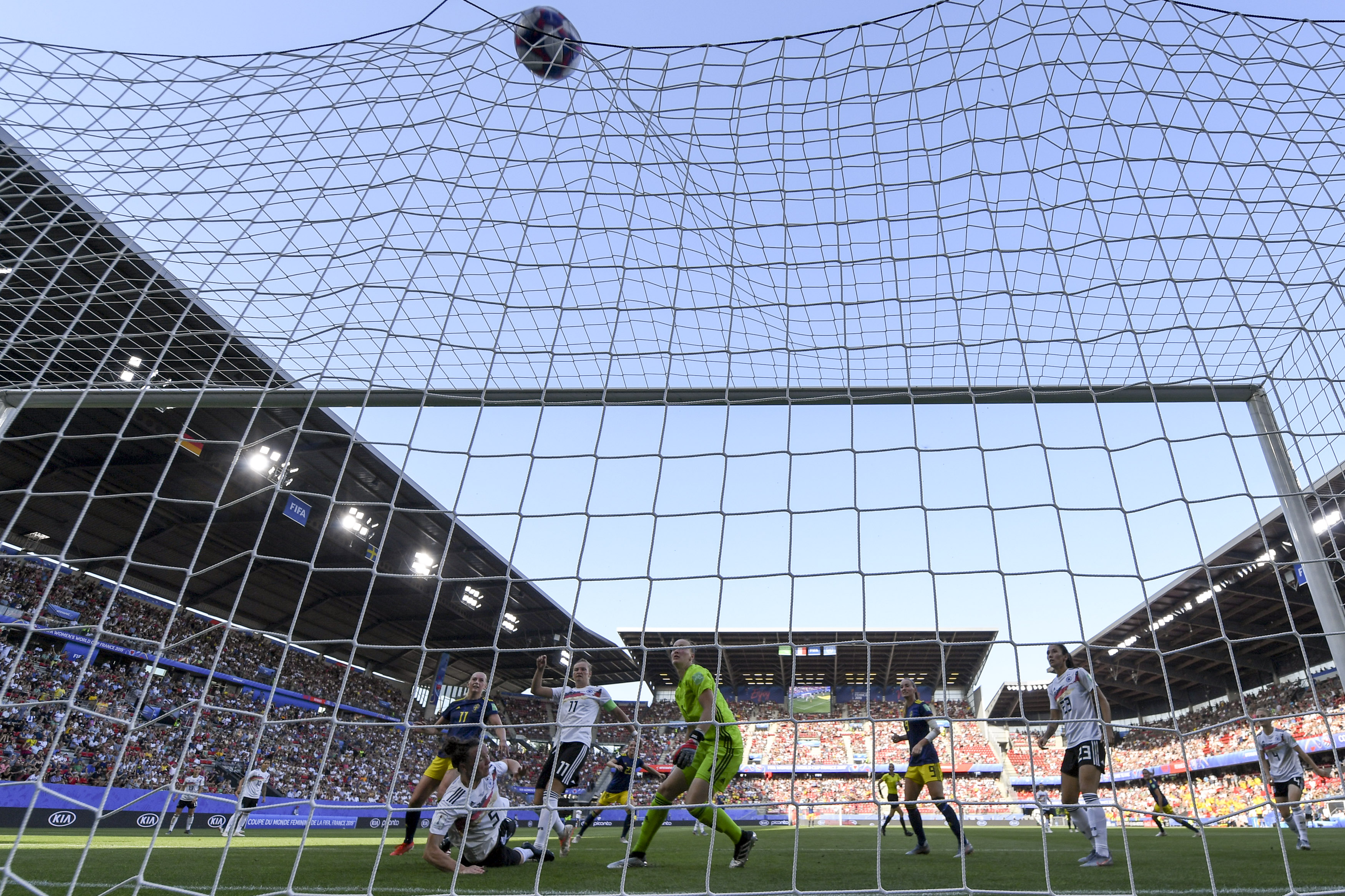 荷兰女足队众志成城，晋级赛场气吞云川