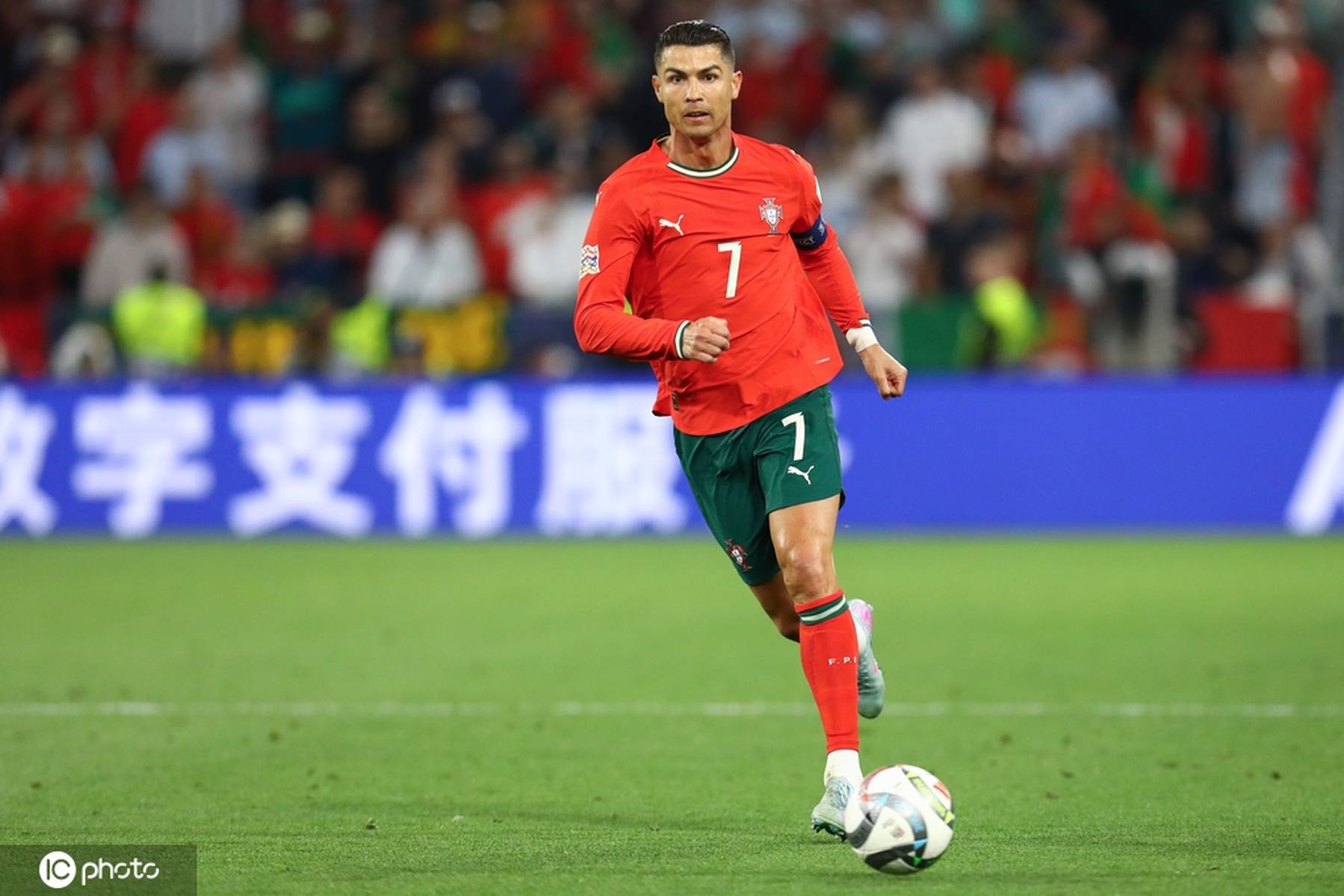 关于葡萄牙球星C罗又刷新纪录，带领球队晋级决赛的信息