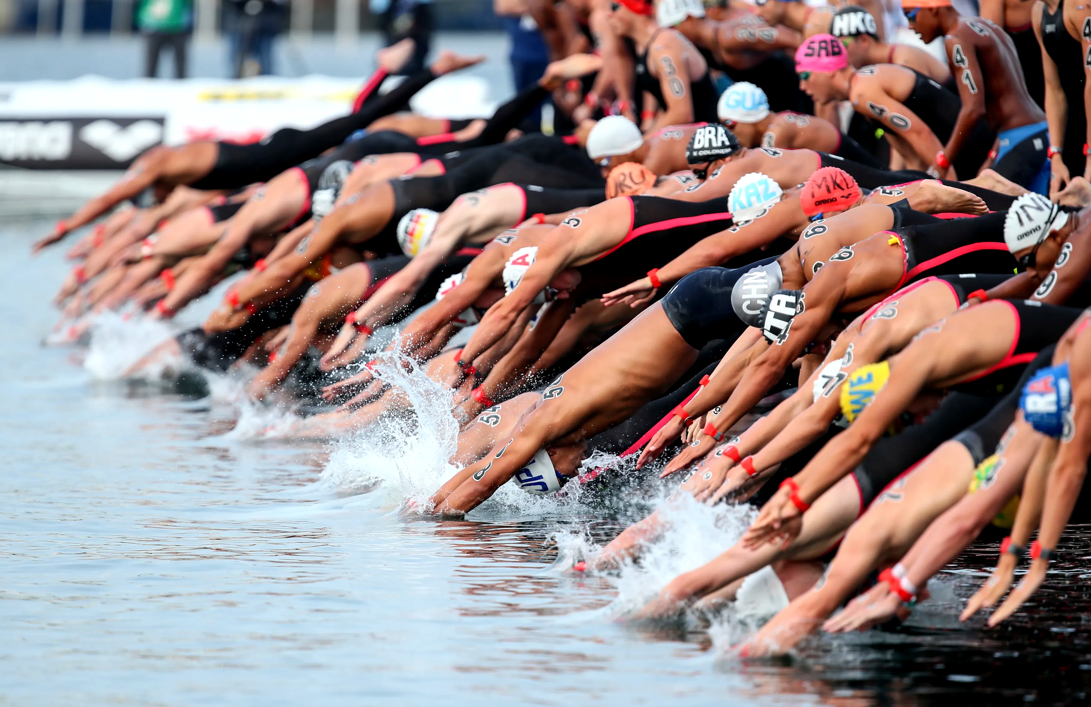 包含冲浪比赛实况报道：选手技艺惊艳观众的词条