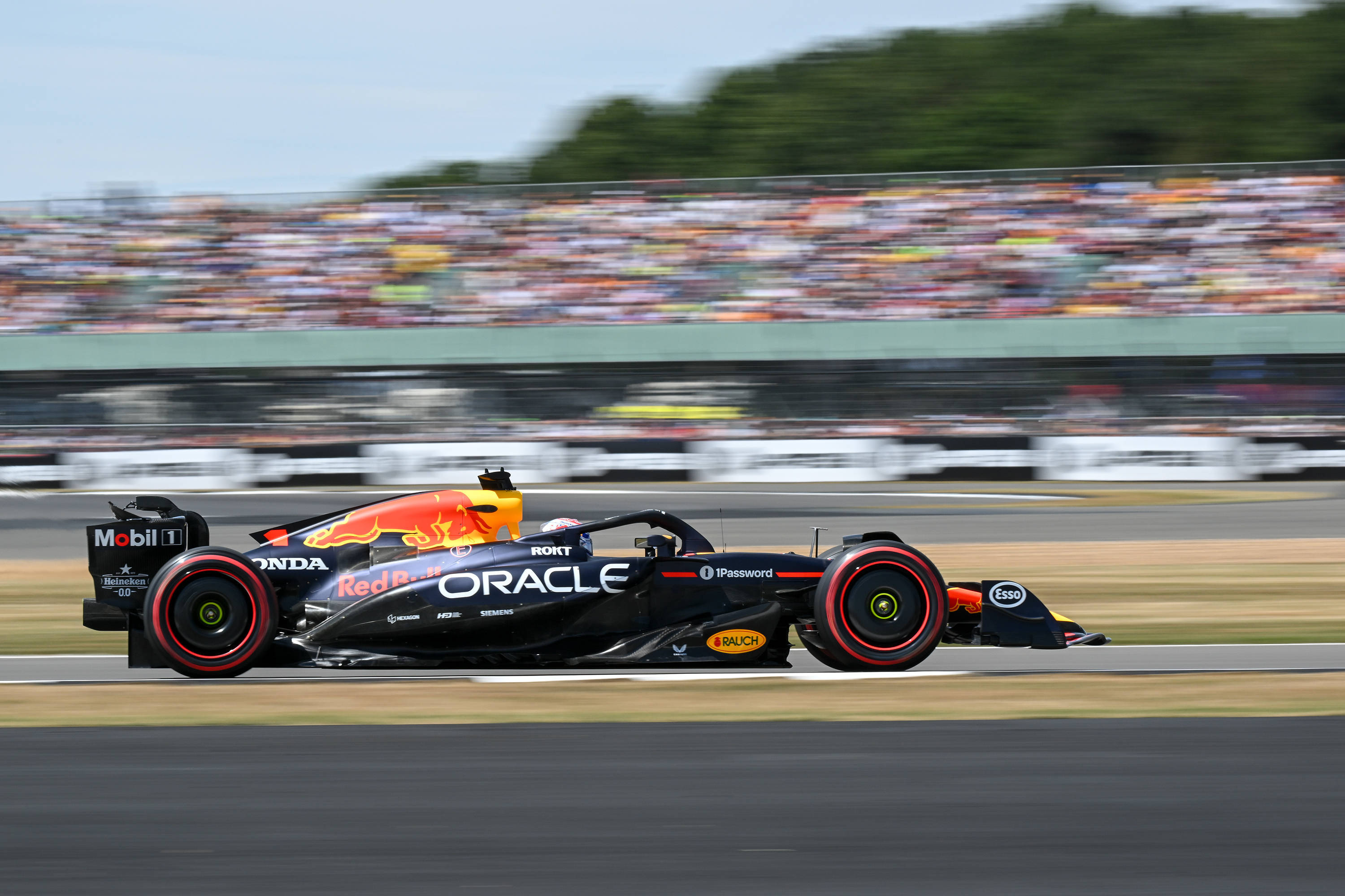 哈斯车队轻取红牛车队，拉塞尔惊艳四座的简单介绍