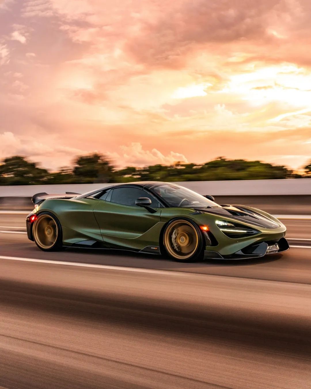 迈凯伦横扫雷诺车队,佩雷兹点燃赛场的简单介绍 迈凯伦横扫雷诺车队,佩雷兹点燃赛场的简单介绍