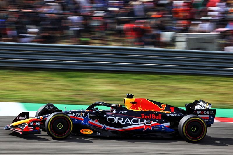 红牛二队鏖战迈凯伦,佩雷兹点燃赛场 红牛二队鏖战迈凯伦,佩雷兹点燃赛场